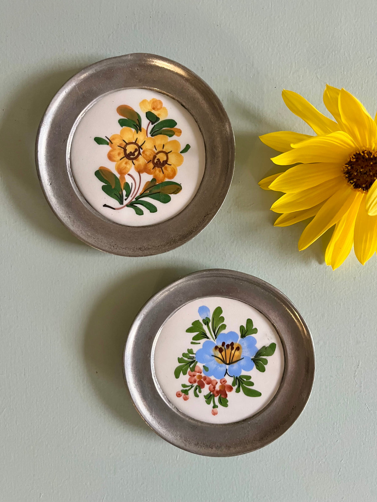 Médaillons muraux vintage en céramique et étain – lot de 2  Décoration Patine
