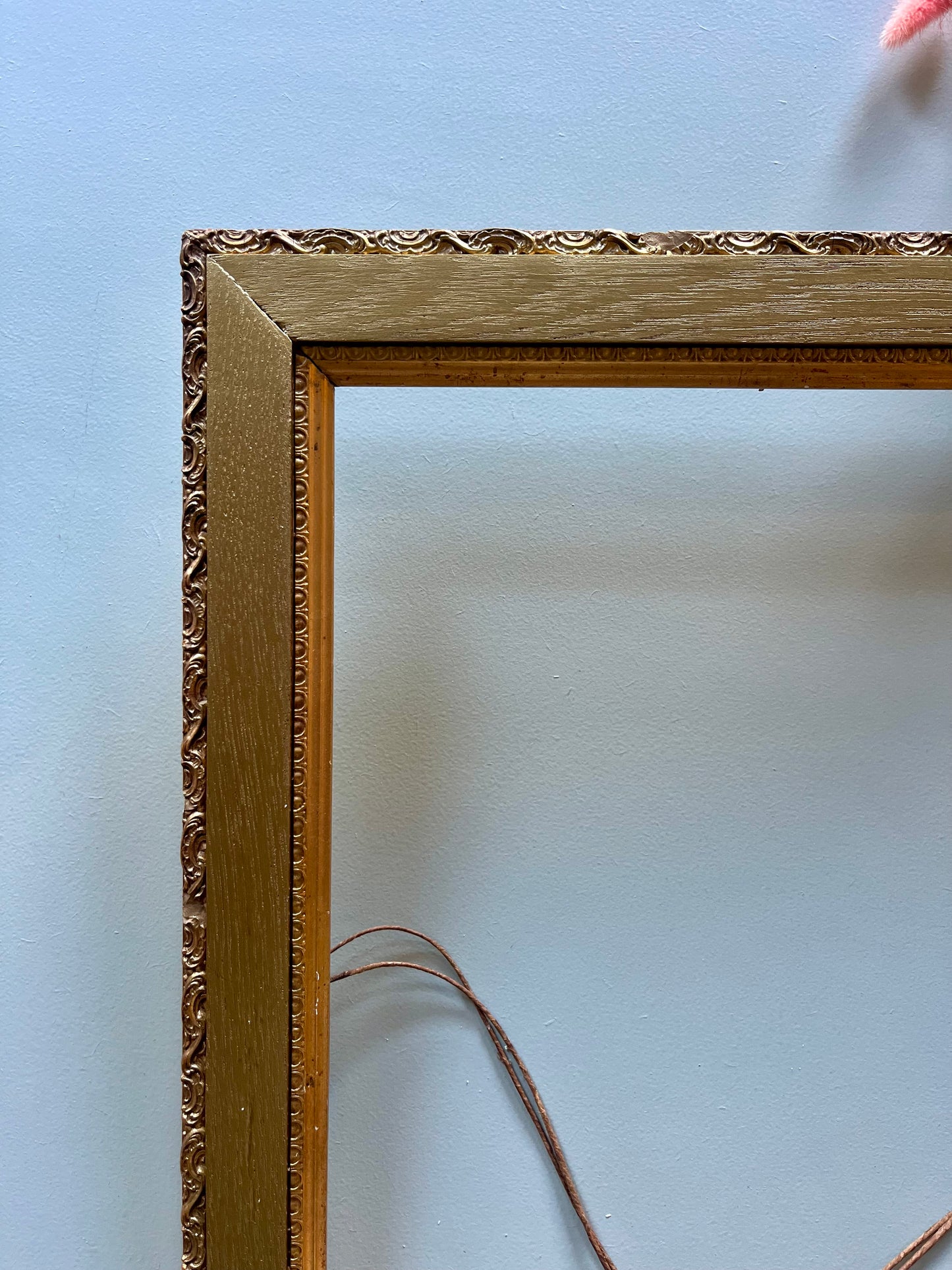 Cadre doré ancien en bois avec moulures