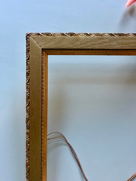 Cadre doré ancien en bois avec moulures
