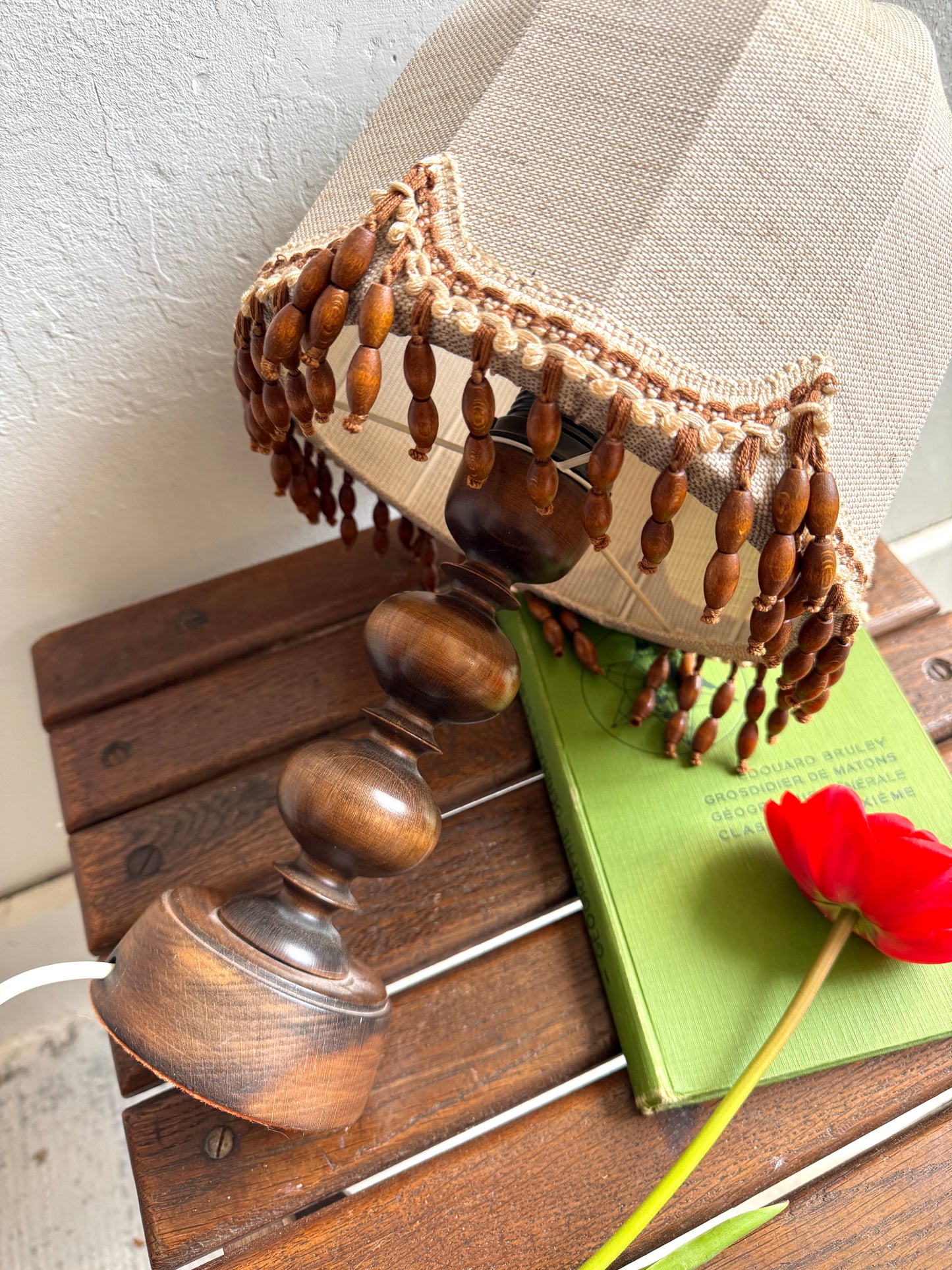 Lampe à poser avec about-jour en tissu et perles