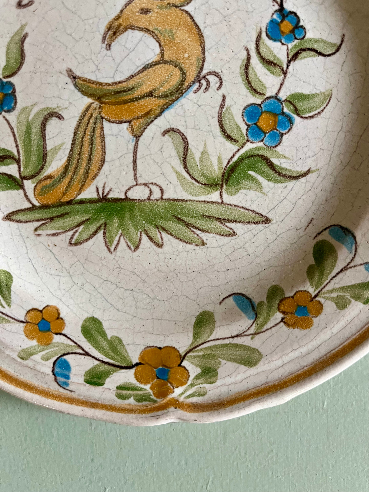 Assiette décorative en faïence – oiseau peint à la main   Patine