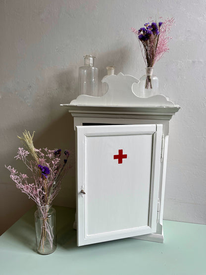 Petite armoire à pharmacie ancienne