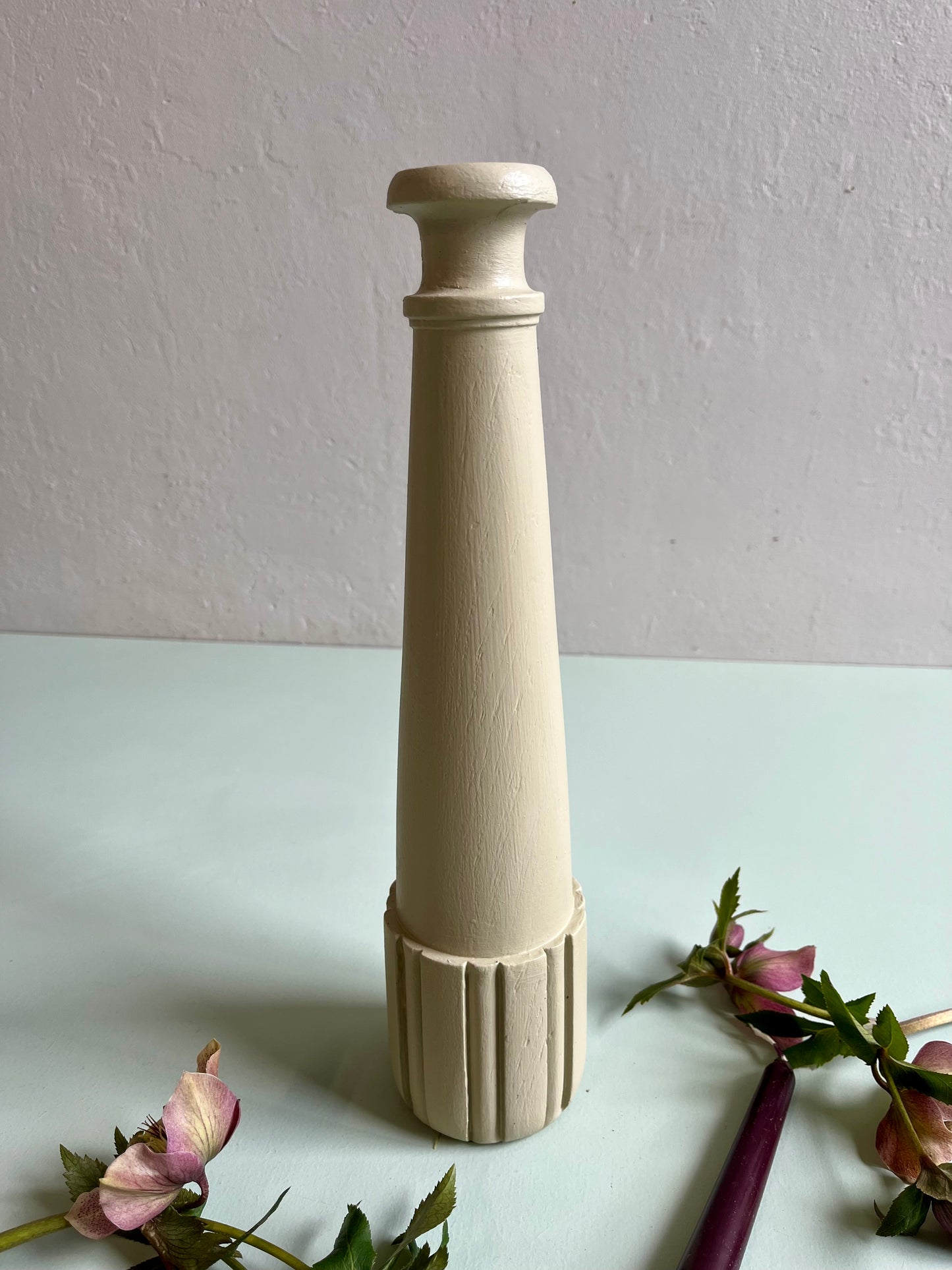 Bougeoir en bois sculpté beige