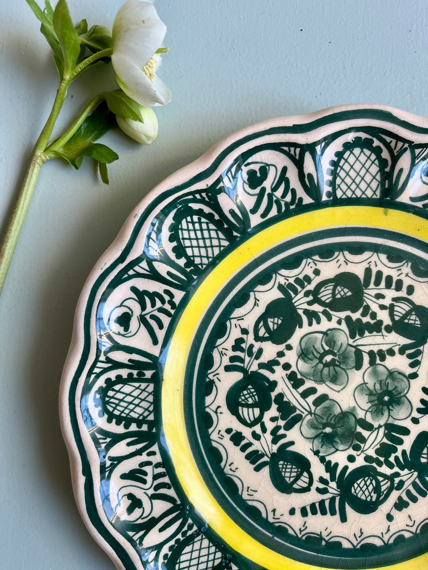 Assiette décorative en faïence vert et jaune