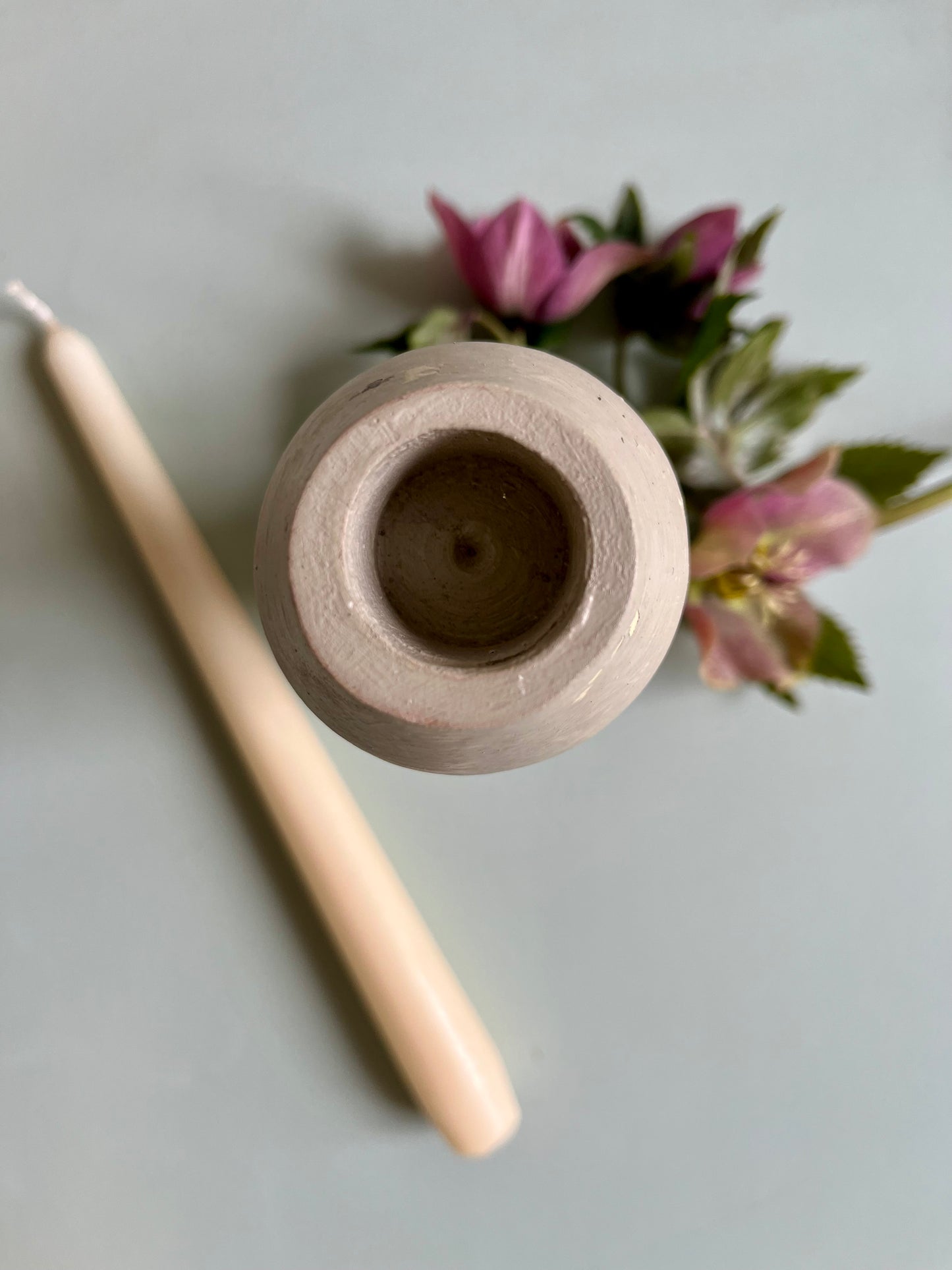 Bougeoir en bois tourné patiné