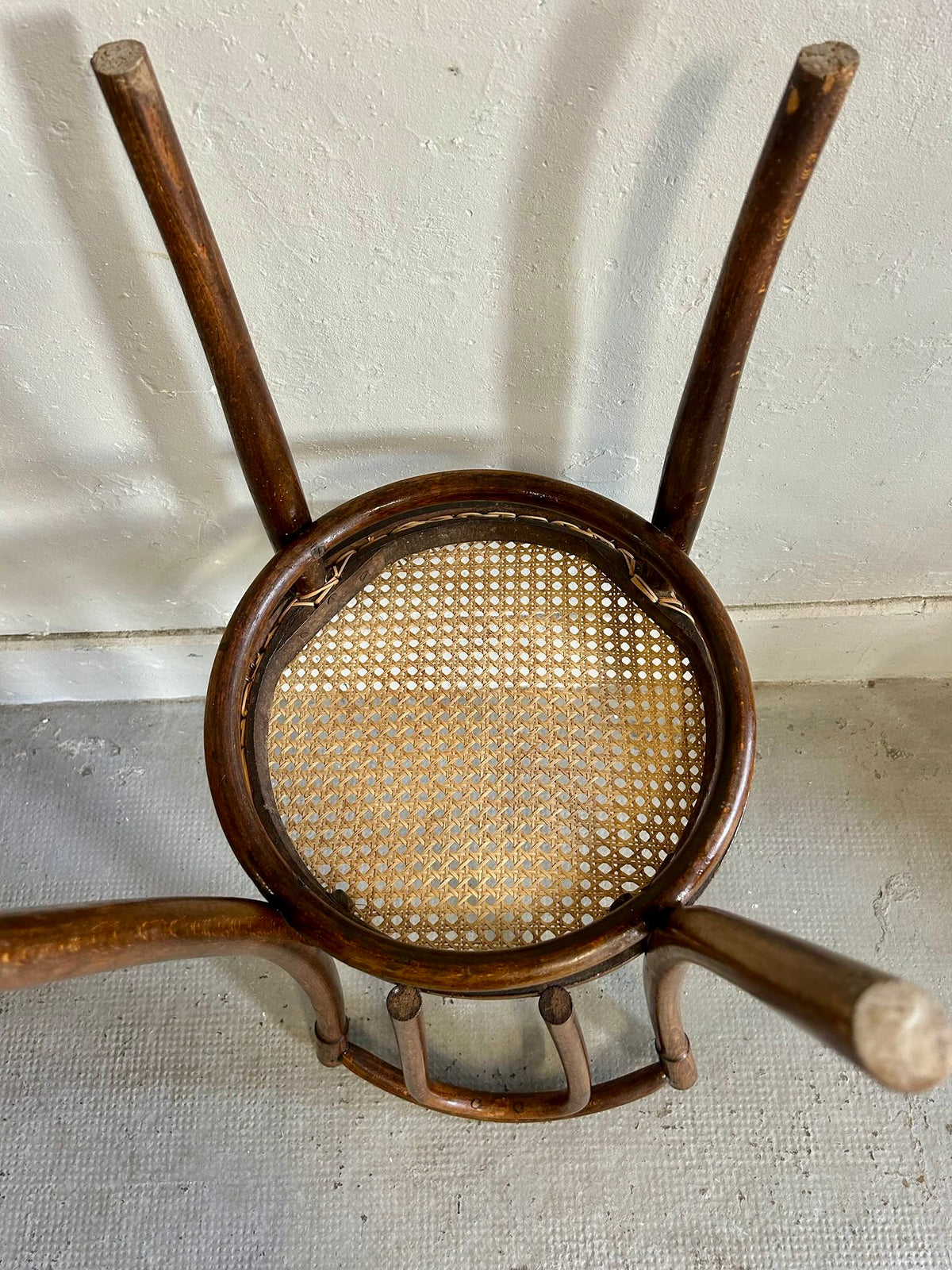 Chaise bistrot bois courbe assise cannage - type Thonet   Patine