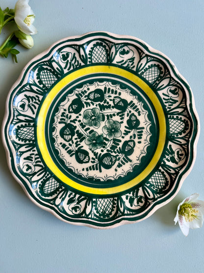 Assiette décorative en faïence vert et jaune
