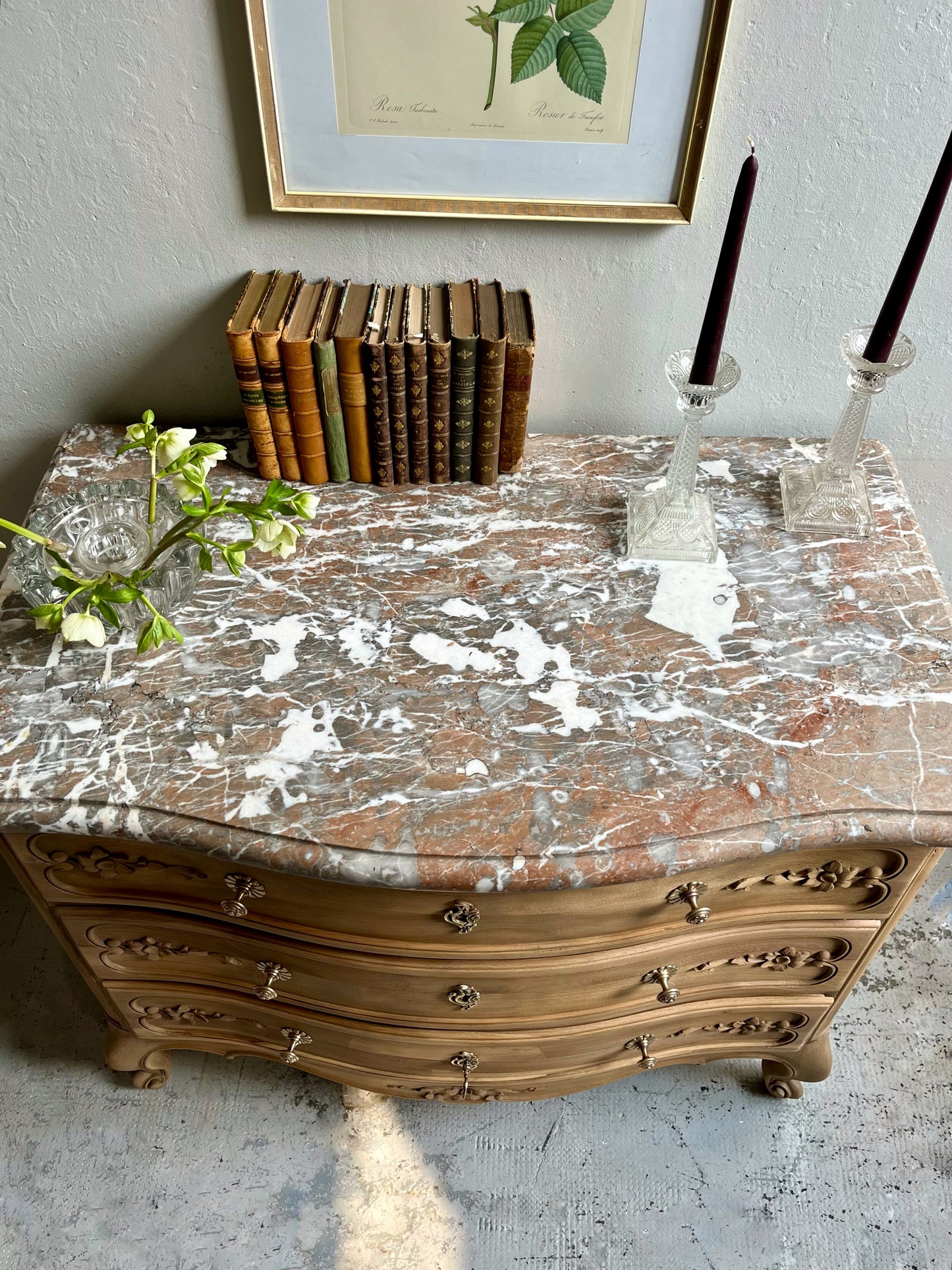 Commode gravée fleurs plateau en marbre