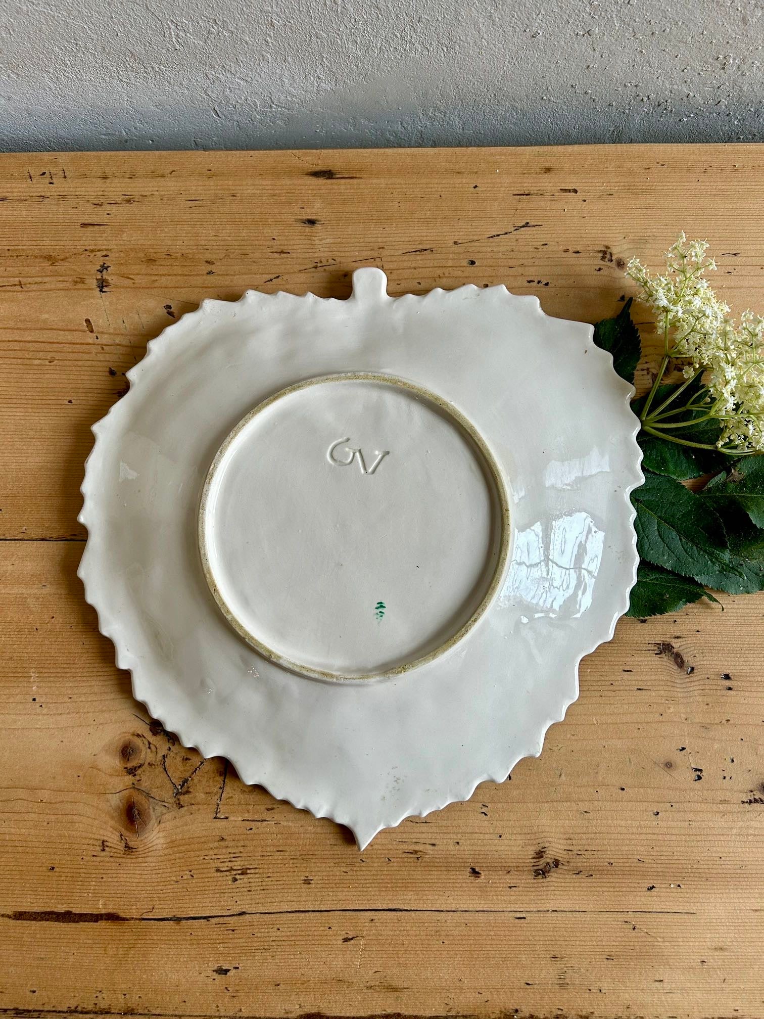 Plat feuille de chou en barbotine - Patine
