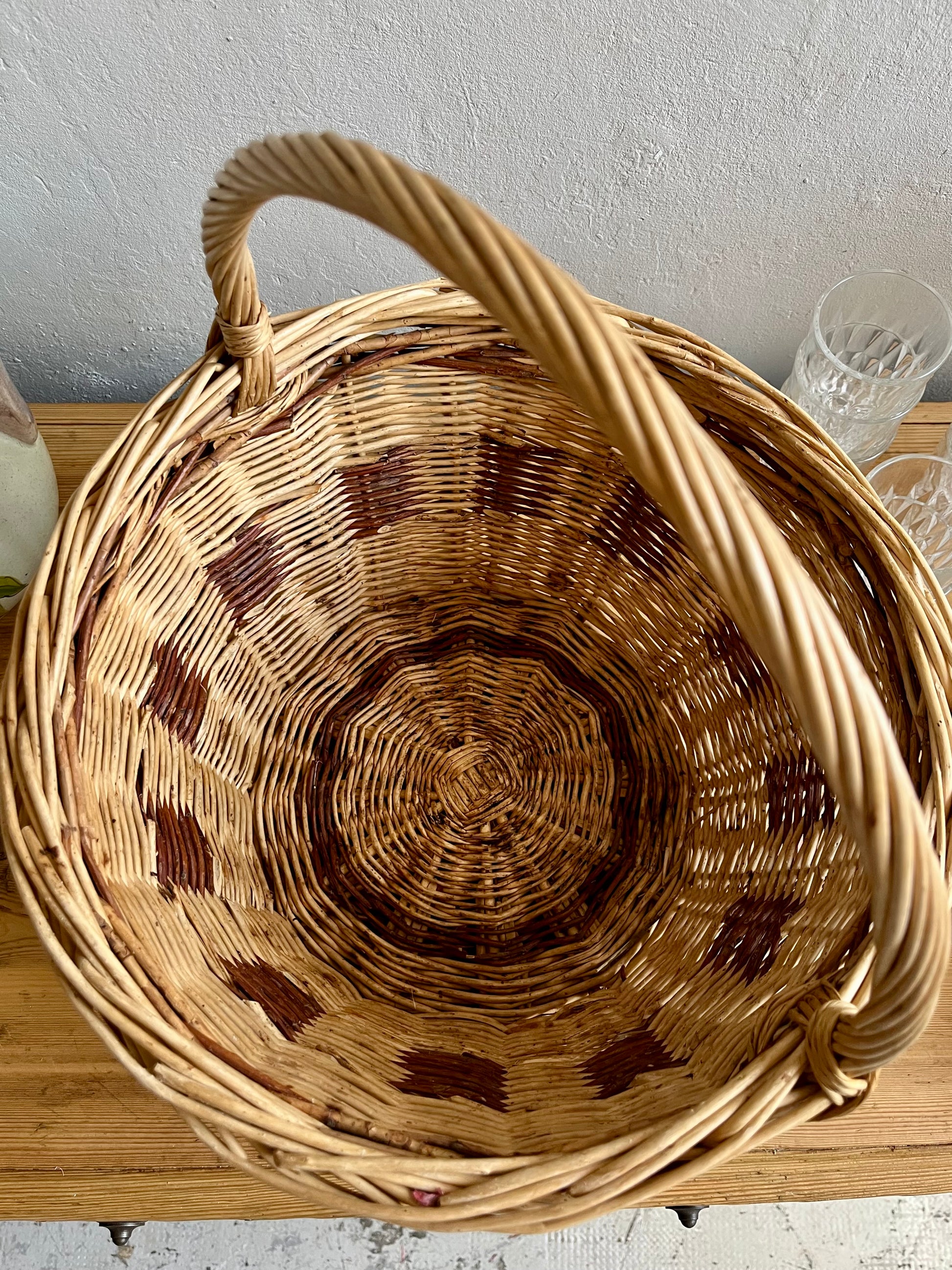 Panier ancien en osier bi couleur   Patine