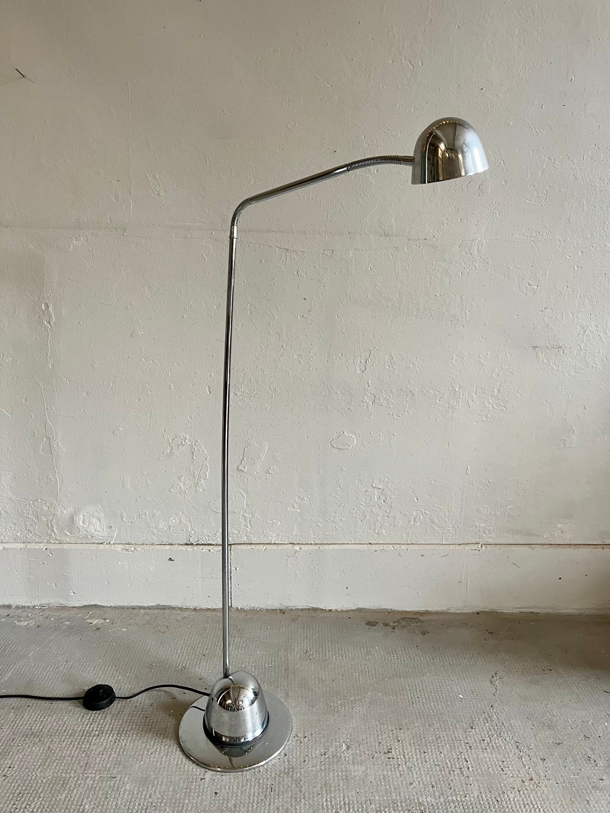 Lampadaire vintage chromé   Patine