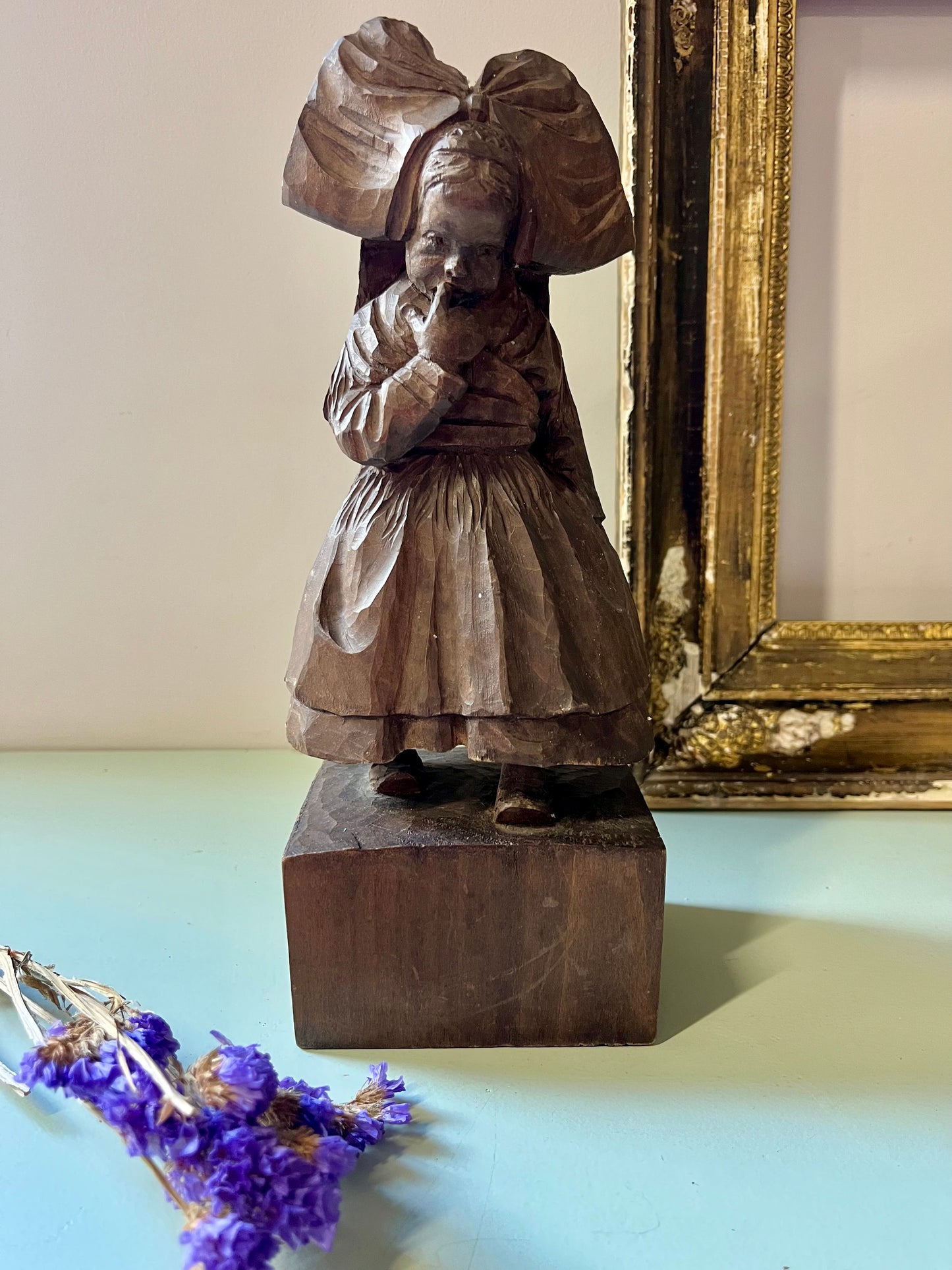 Statuette petite alsacienne en bois
