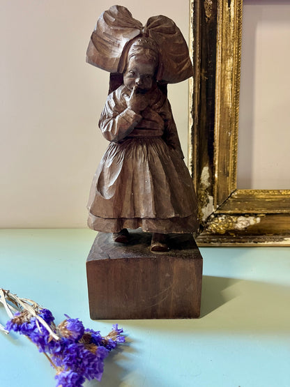 Statuette petite alsacienne en bois