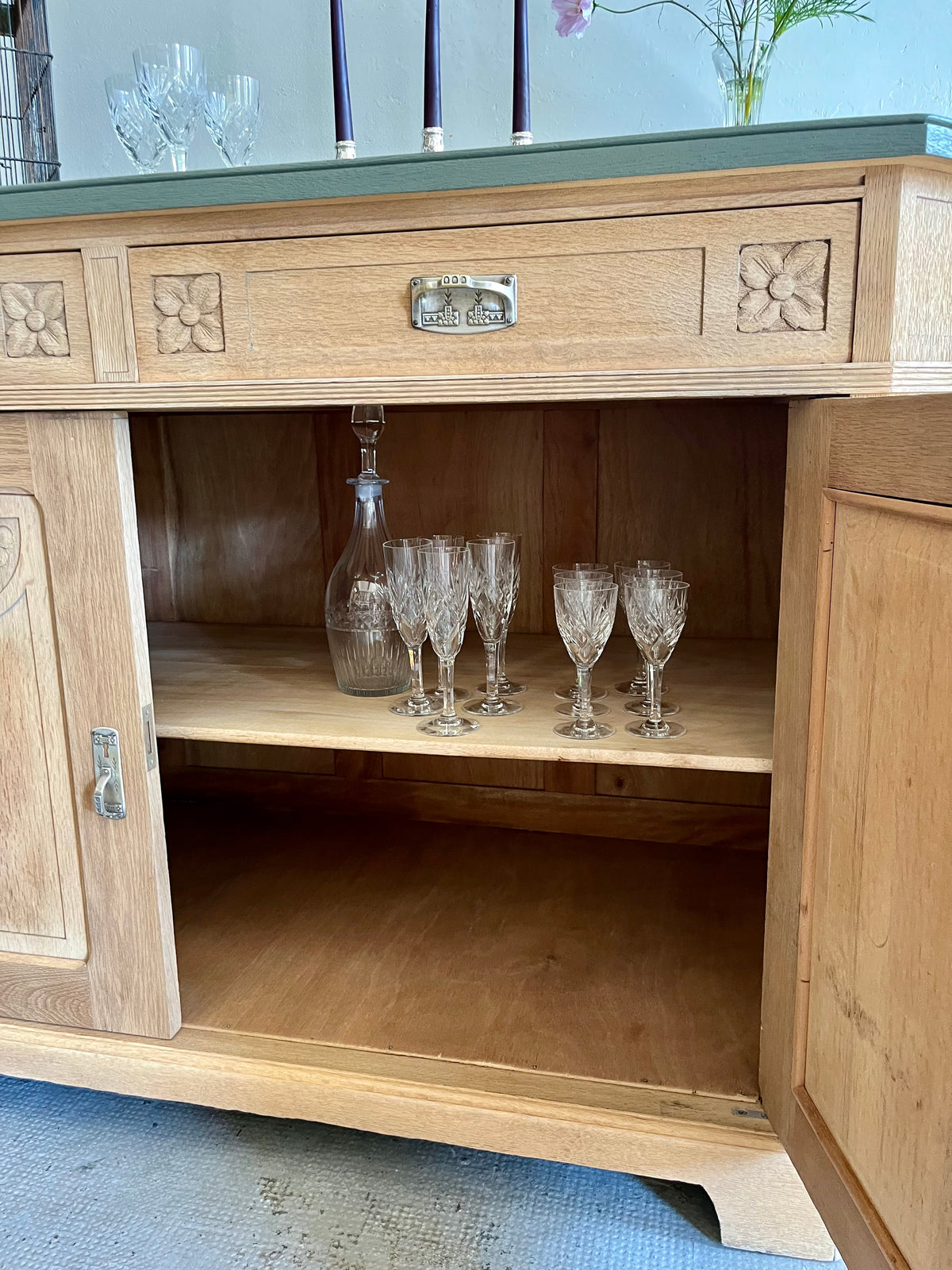 Buffet sculpté en chêne  Meubles Patine