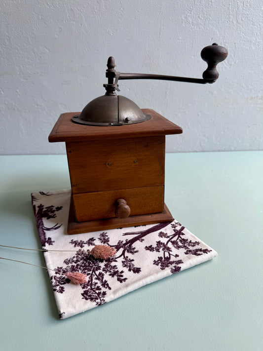 Moulin à café en bois ancien