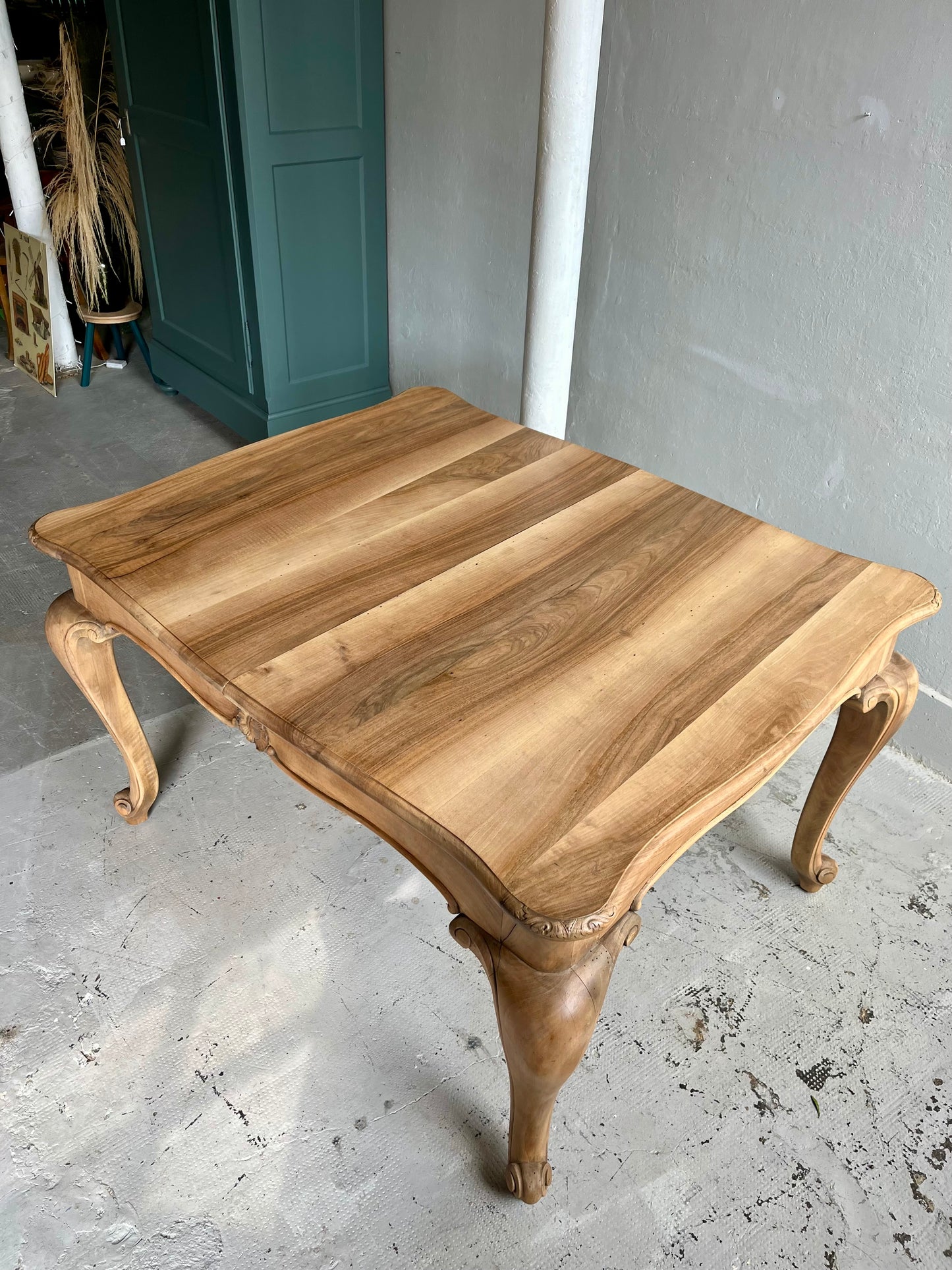 Table ancienne en noyer style Louis XV