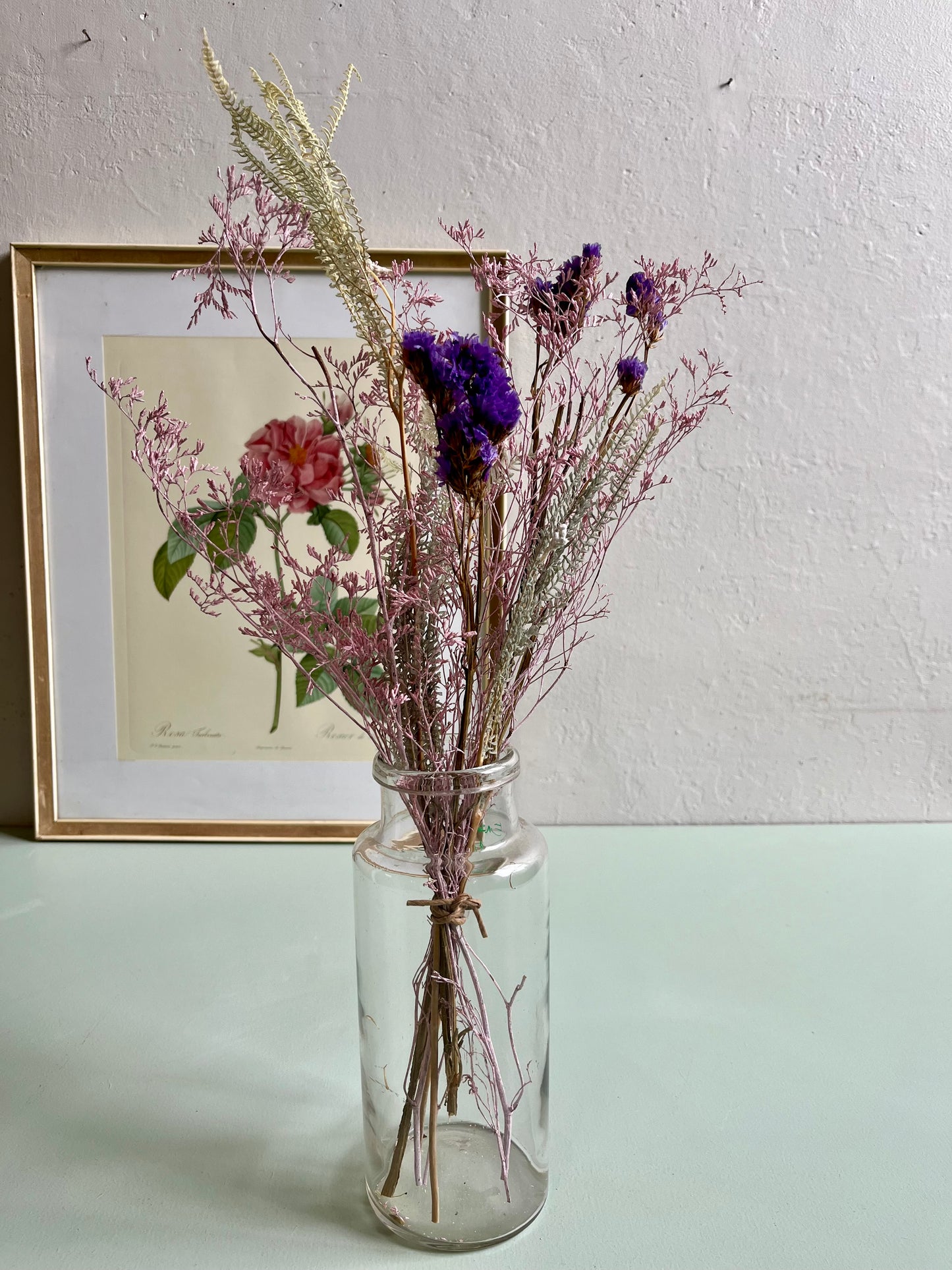 Flacon ancien avec bouquet de fleurs séchées