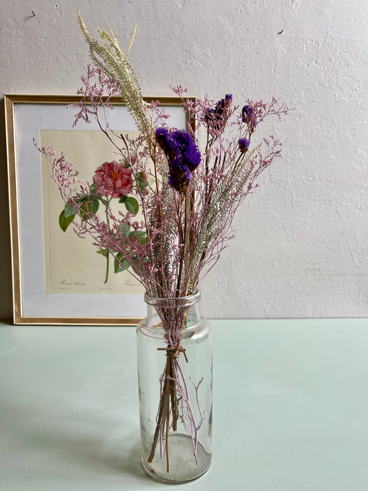 Flacon ancien avec bouquet de fleurs séchées