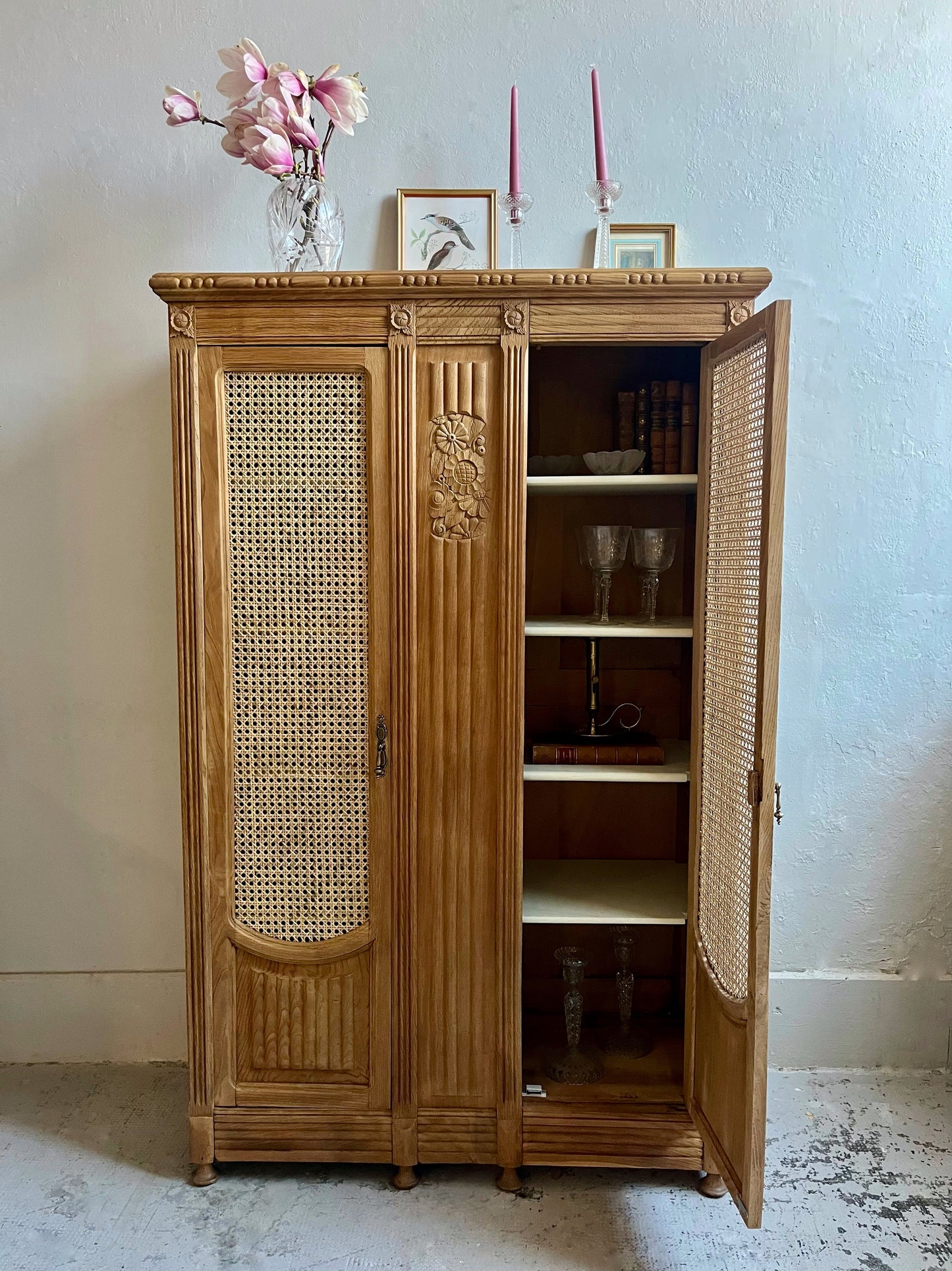 Armoire ancienne art déco portes en cannage