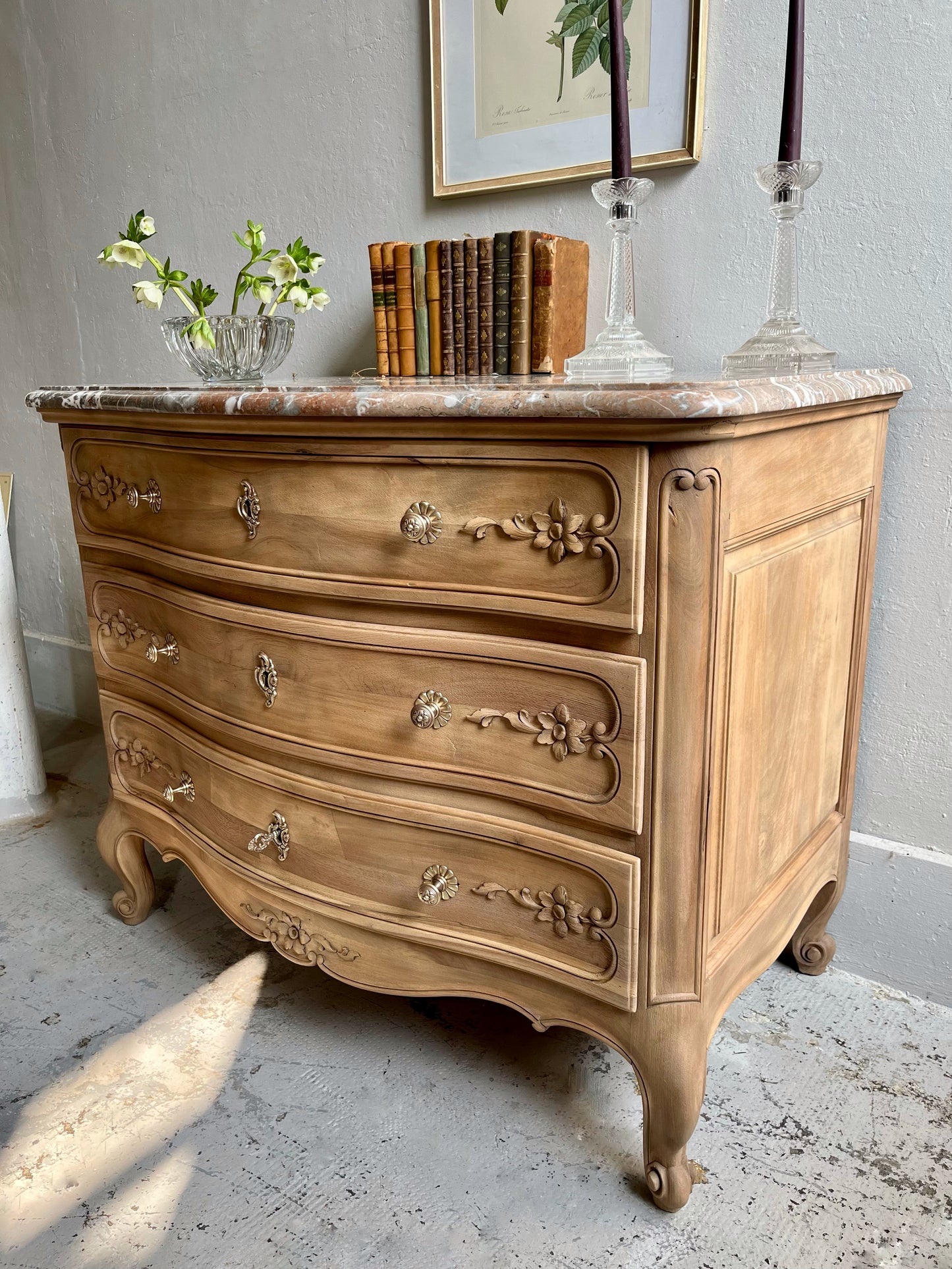 Commode gravée fleurs plateau en marbre