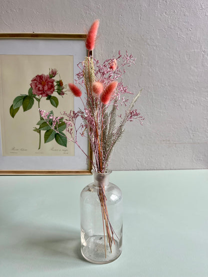 Flacon ancien avec fleurs séchées