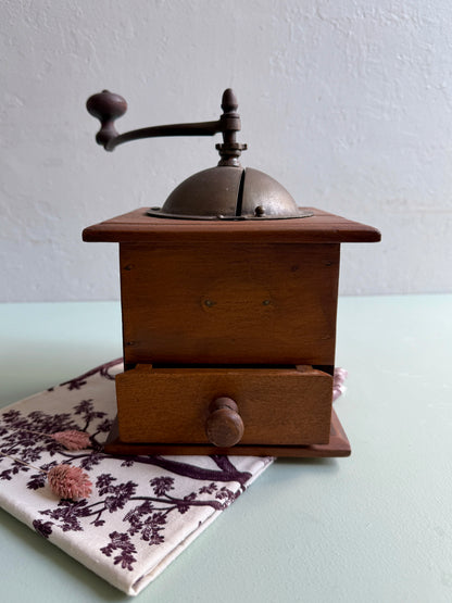 Moulin à café en bois ancien