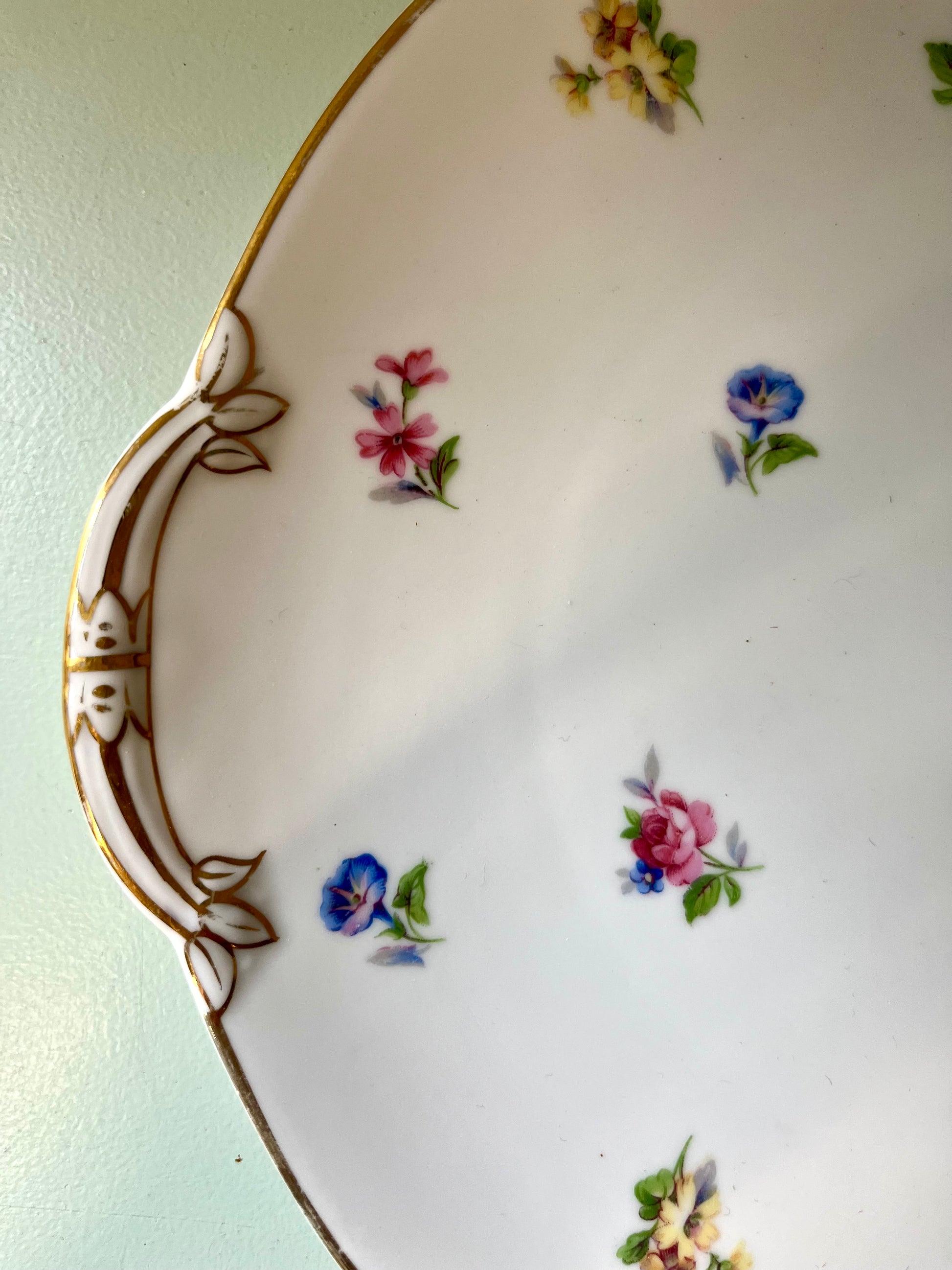 Plat à gâteau en porcelaine  Vaisselle Patine