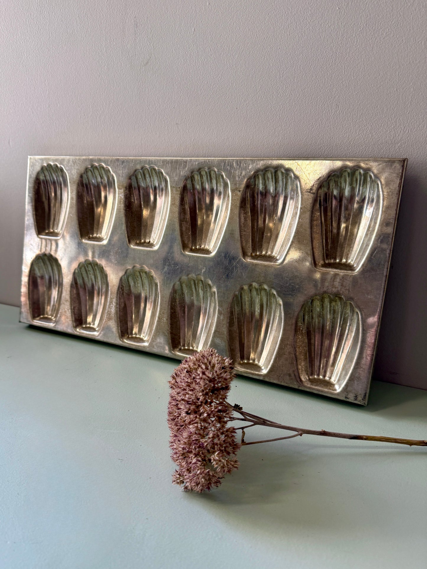 Moule à madeleine métallique ancien de 12 pièces