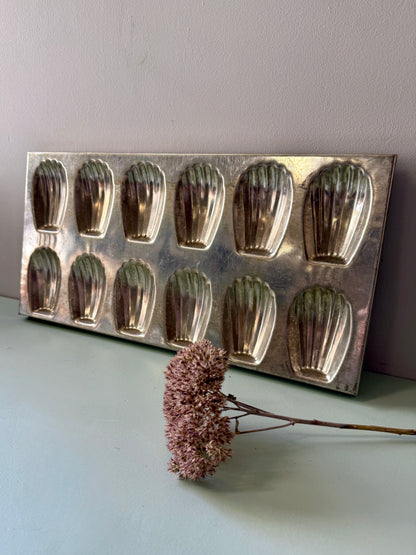 Moule à madeleine métallique ancien de 12 pièces