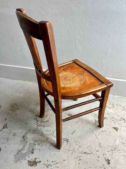 Chaise bistrot patiné assise gravée