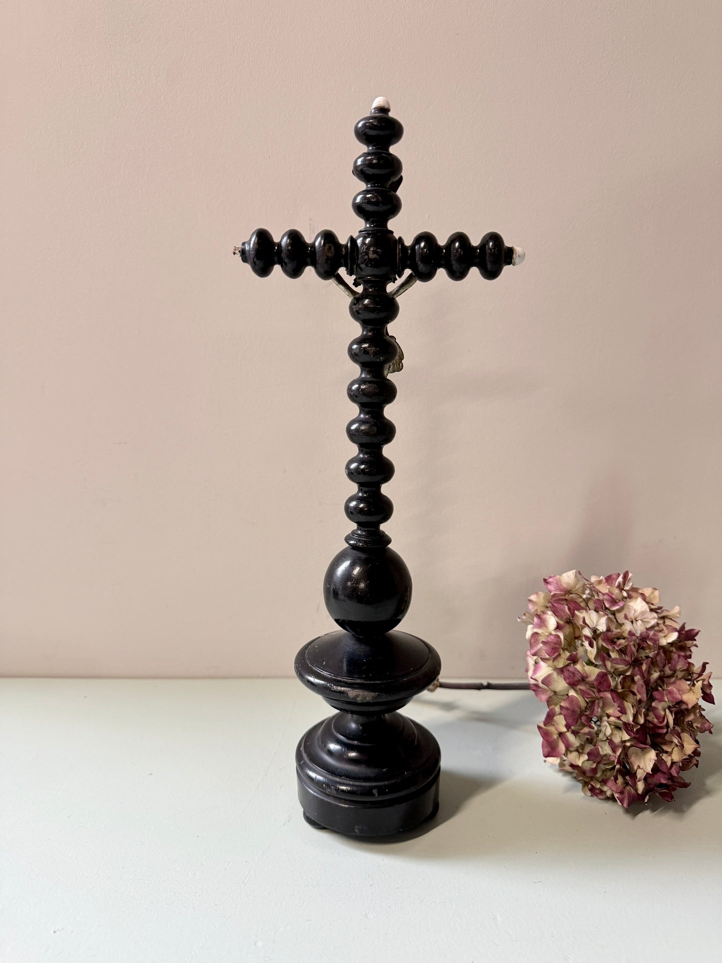 Crucifix en bois avec Christ en métal