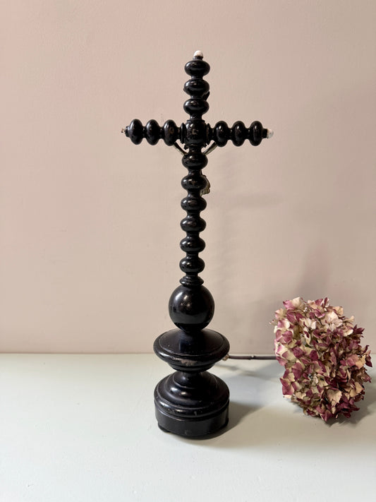 Crucifix en bois avec Christ en métal