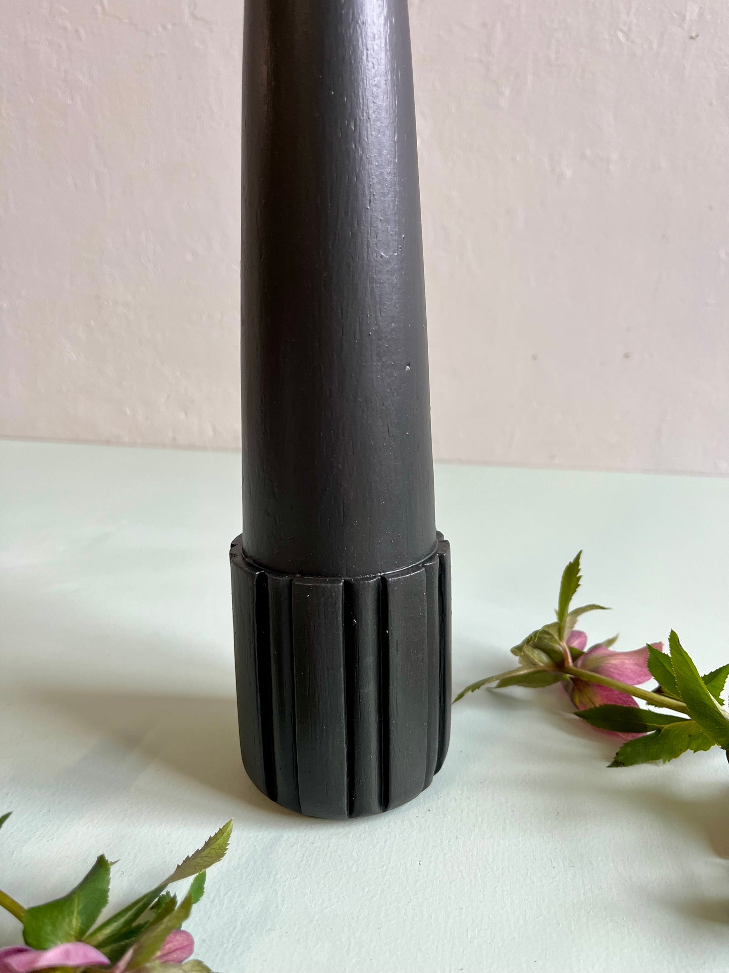 Bougeoir en bois sculpté noir