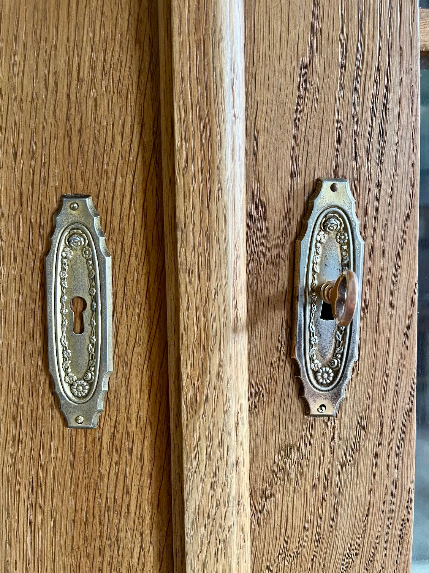 Armoire vitrée ancienne rénovée 2 portes  Meubles Patine