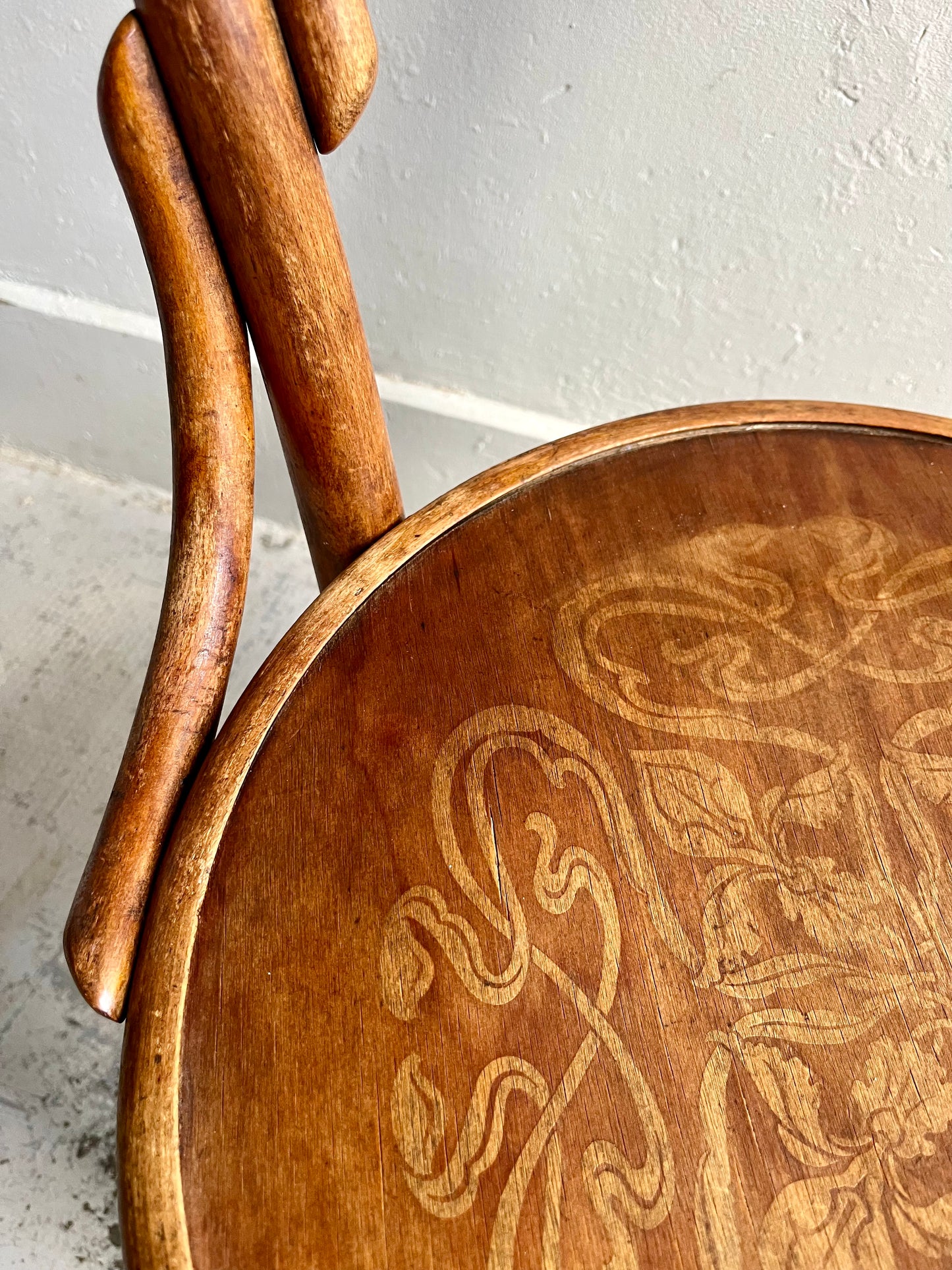 Chaise bistrot gravée