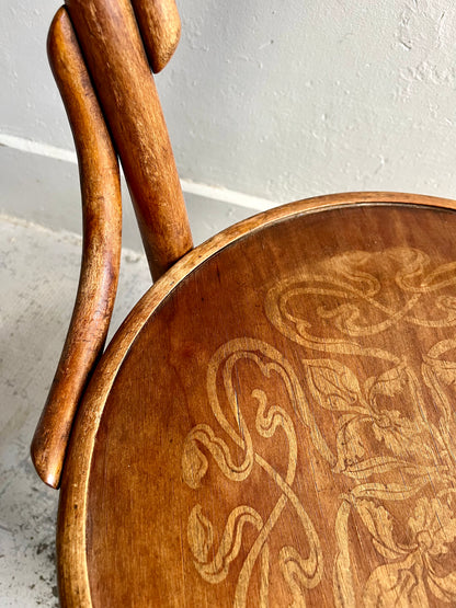 Chaise bistrot gravée