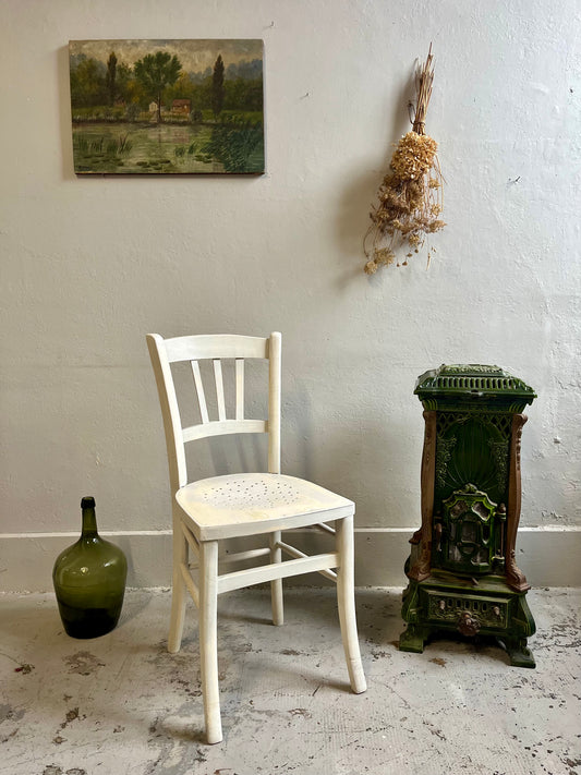 Chaise patinée blanche 1