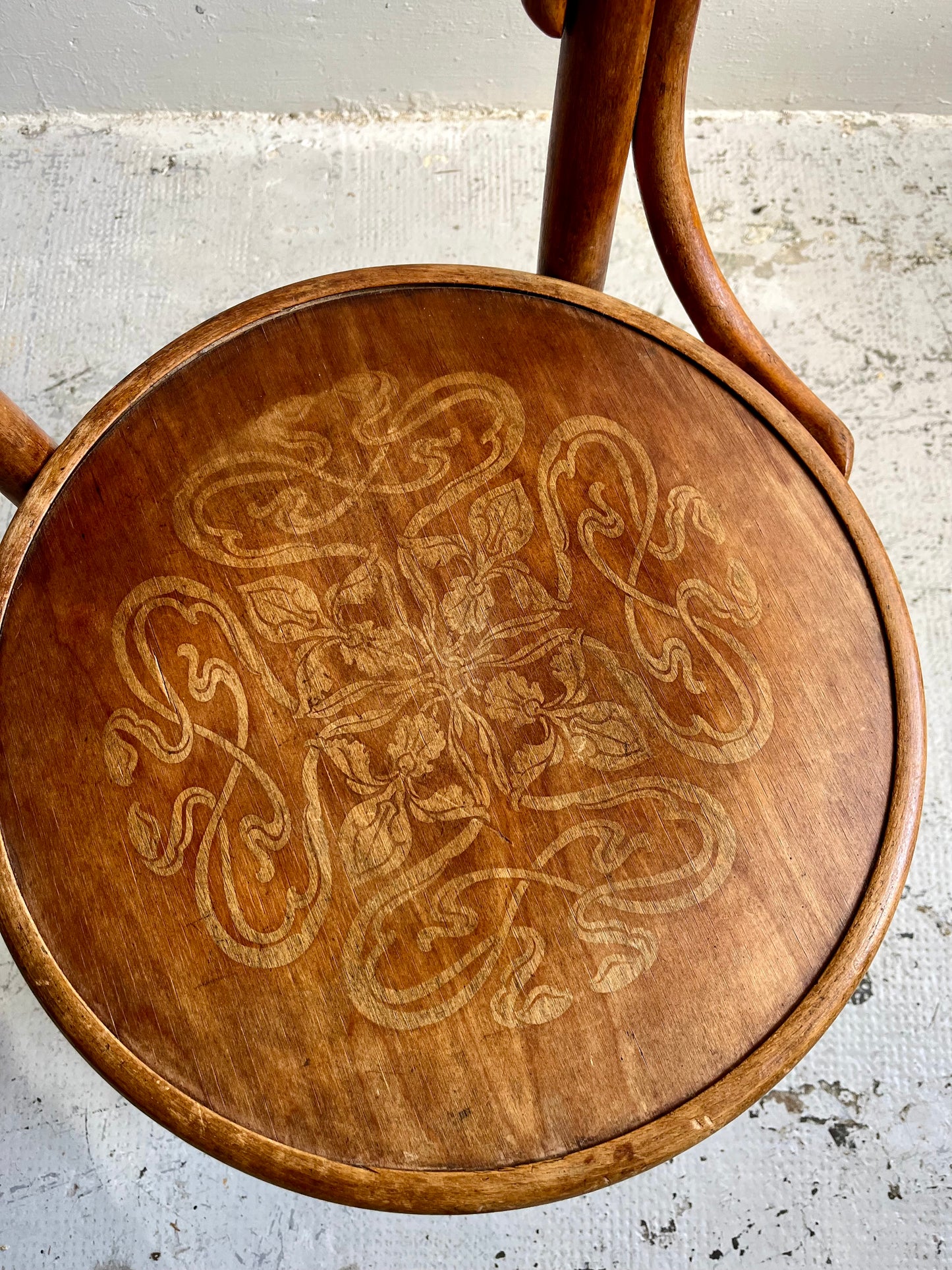 Chaise bistrot gravée