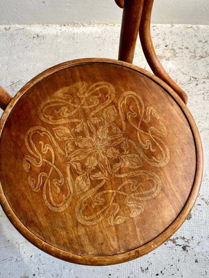 Chaise bistrot gravée