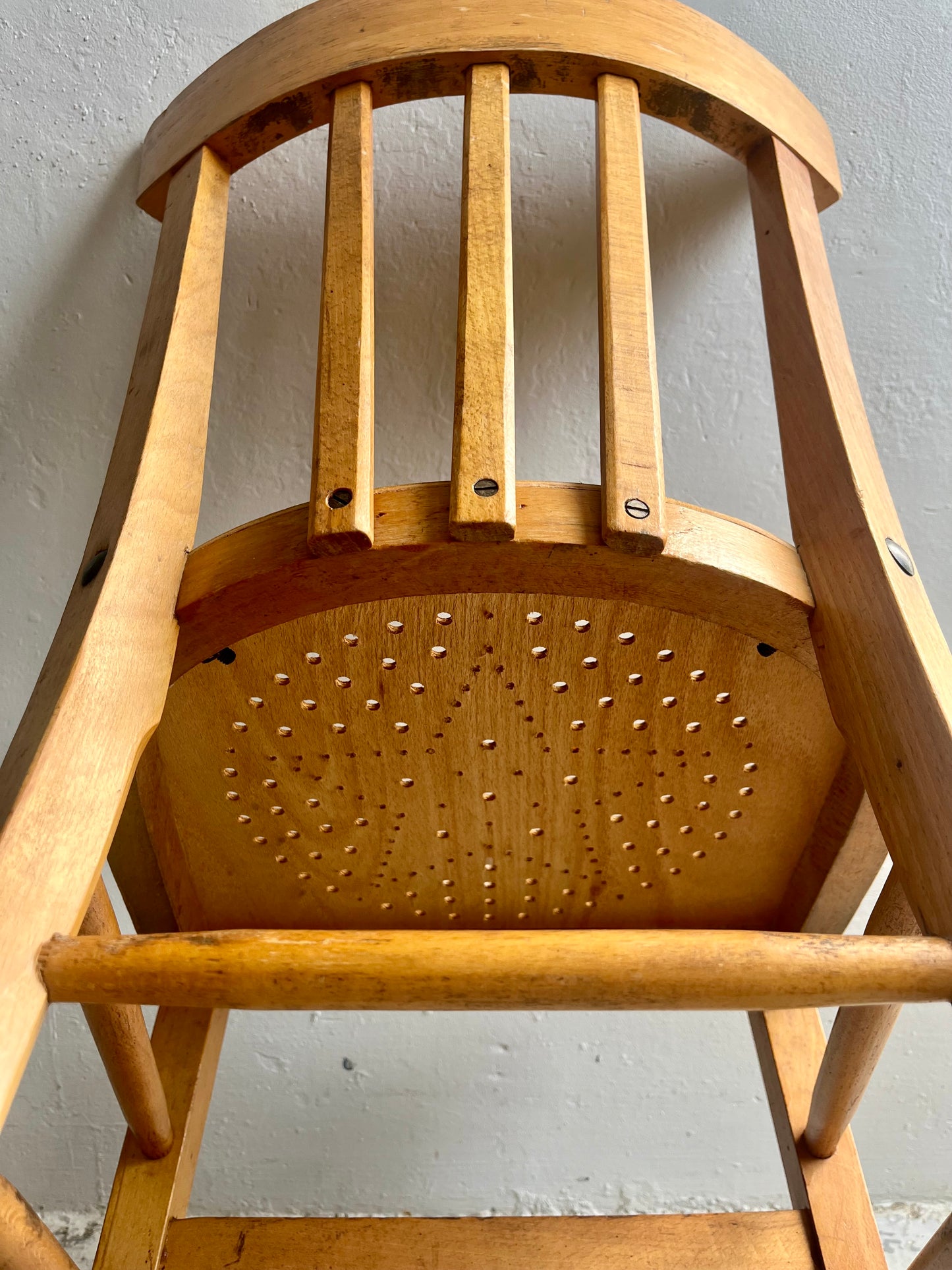 Chaise bistrot ancienne assise perforée étoile