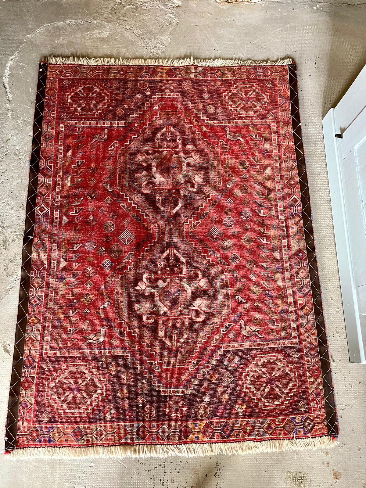 Tapis ancien à motifs  Décoration Patine