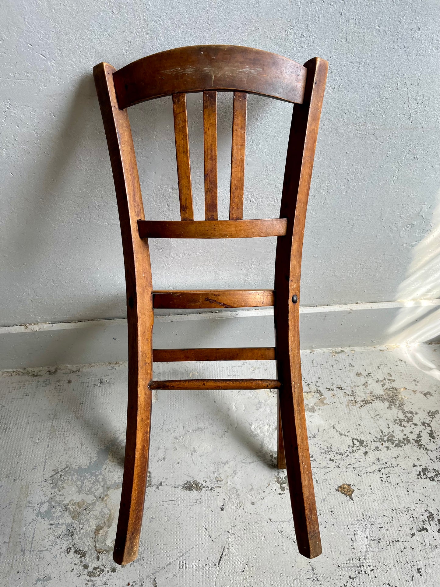 Chaise bistrot patiné assise gravée
