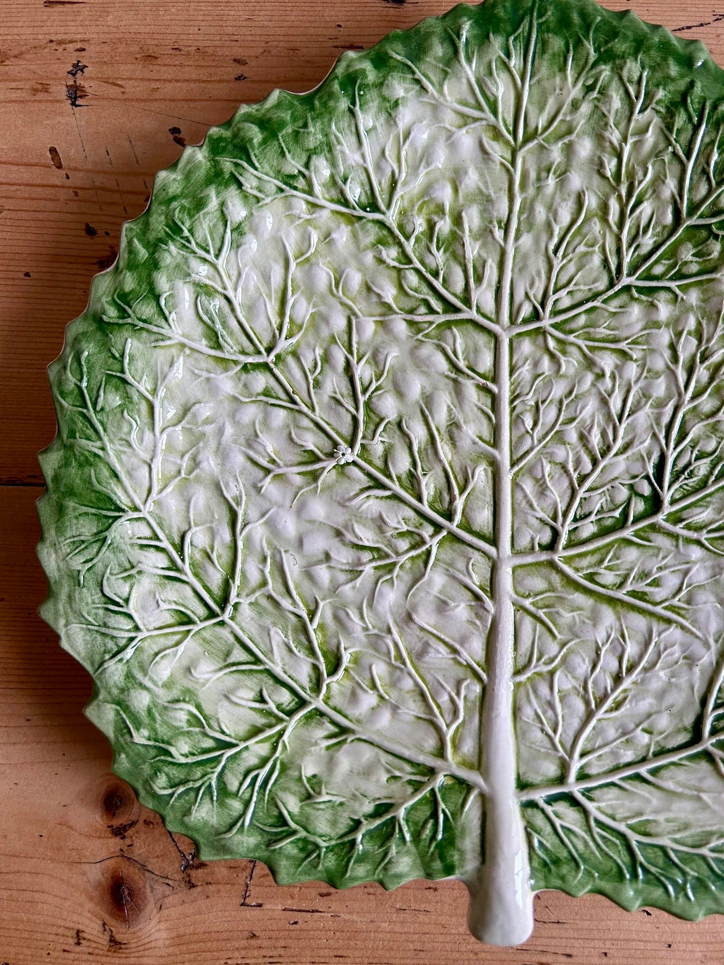 Plat feuille de chou en barbotine - Patine