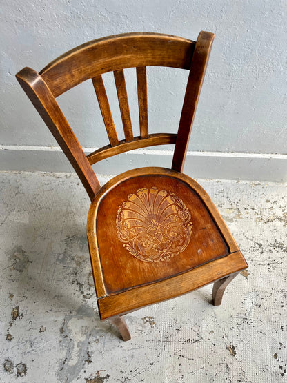 Chaise bistrot patiné assise gravée