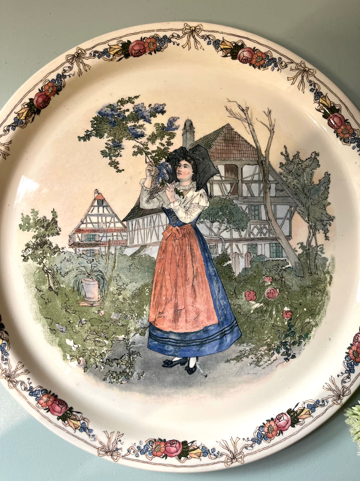 Plat ancien Sarreguemines Obernai – Henri Loux  Vaisselle Patine