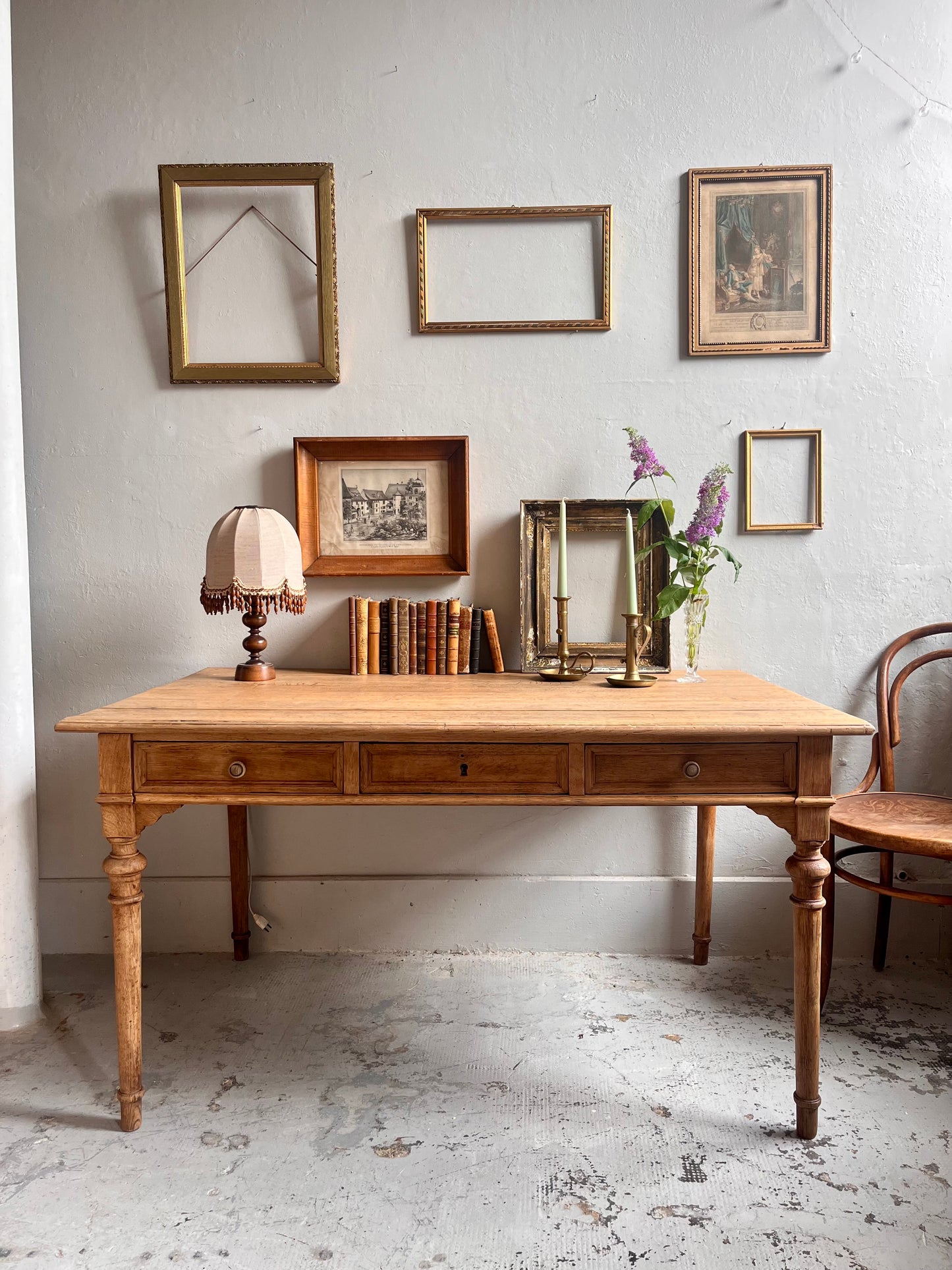 Bureau ancien en chêne/ table  avec décoration 