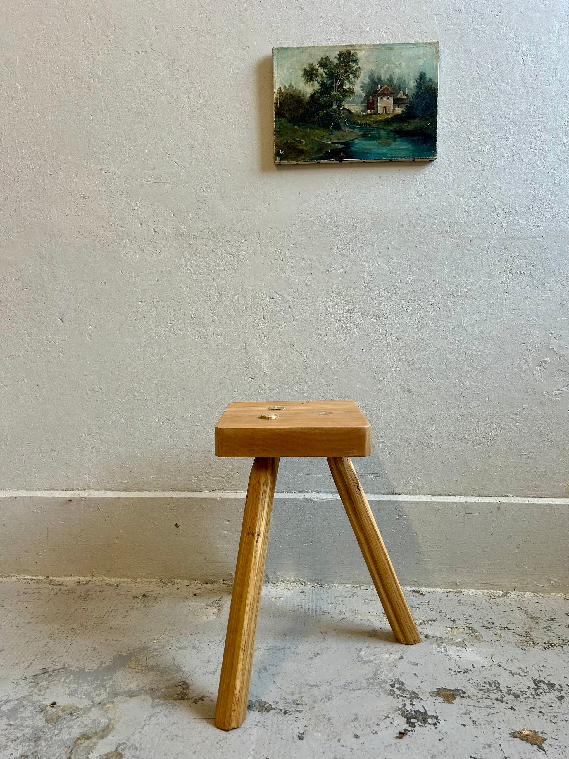 Tabouret de ferme tripode - assise en orme  Meubles Patine