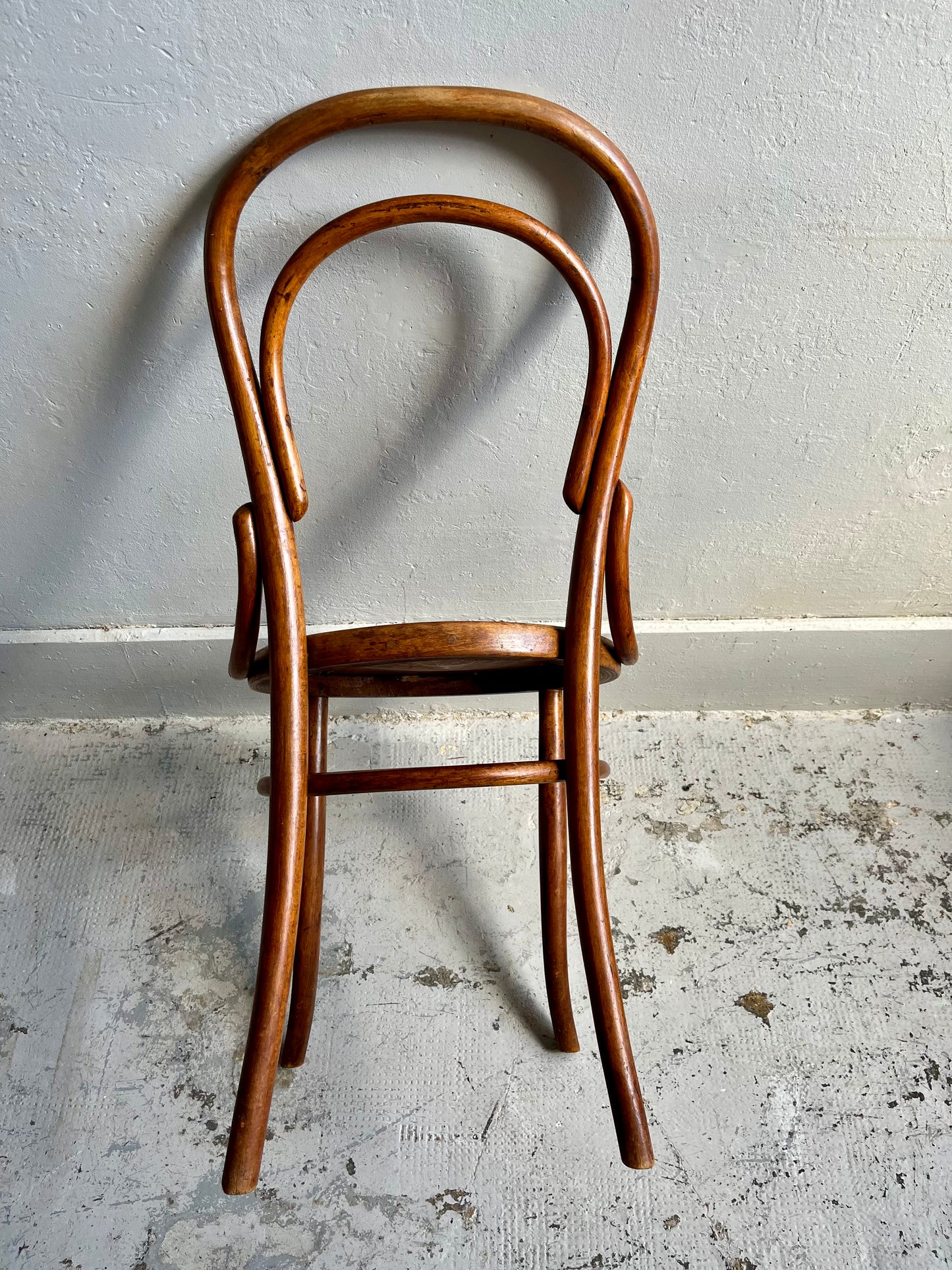 Chaise bistrot gravée