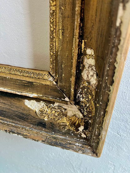 Cadre ancien en bois et moulures plâtres patiné