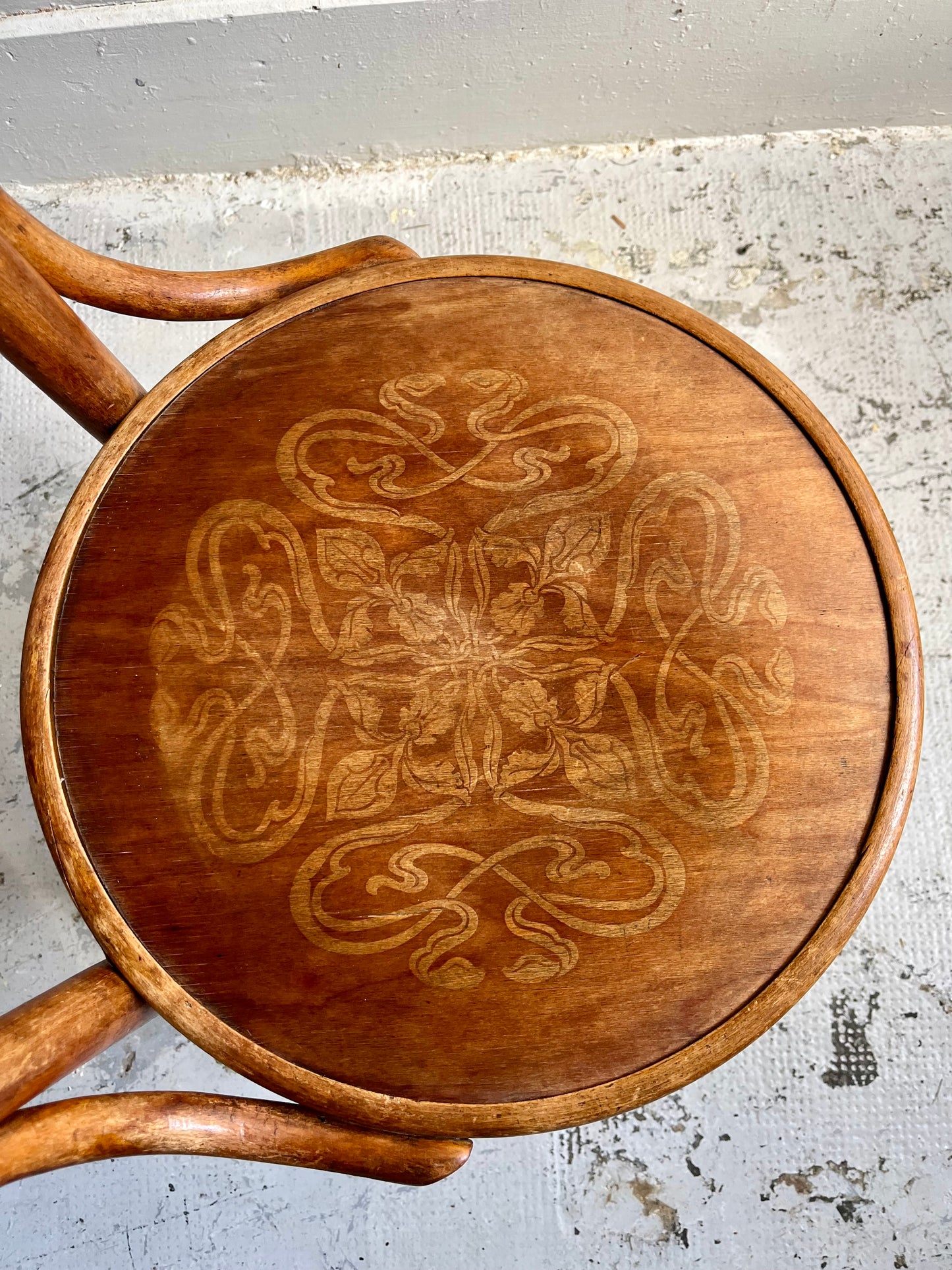 Chaise bistrot gravée